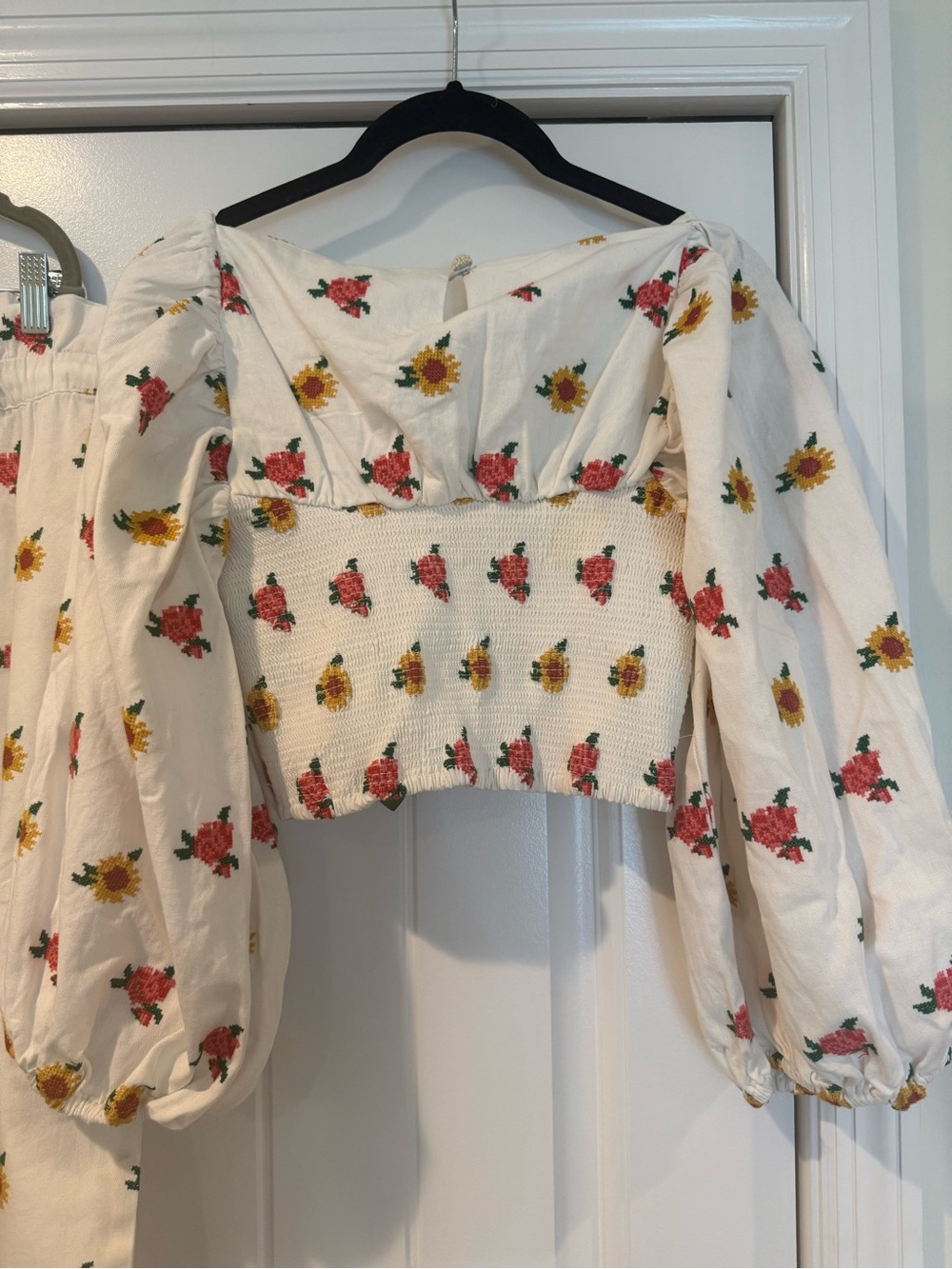 FARM Rio Embroidered Flowers Crop Top & Pants Set - Picture 11 of 12